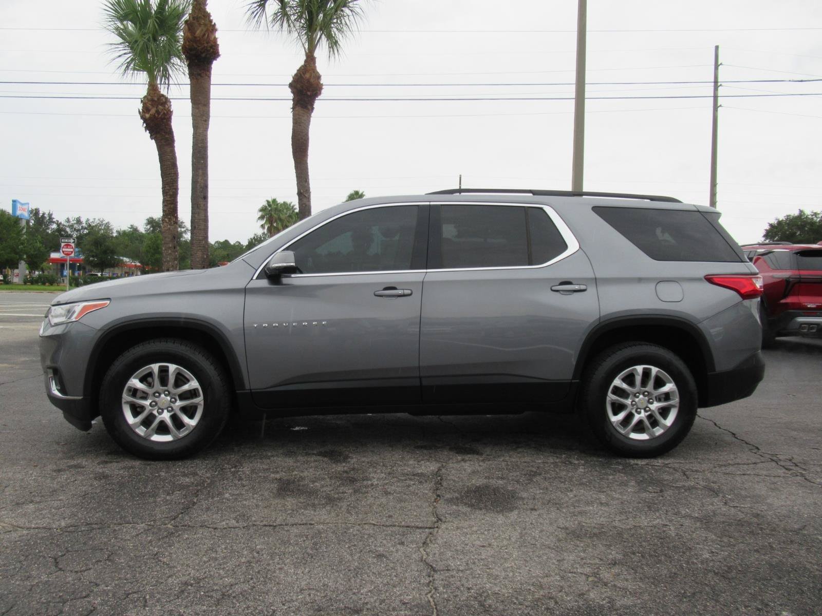 Used 2020 Chevrolet Traverse LT FWD image 2