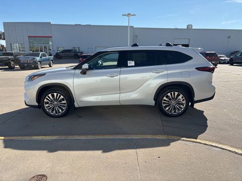 New 2026 Toyota Highlander Platinum image 11