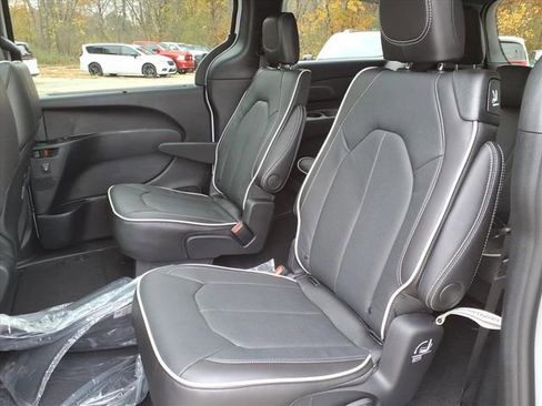 New 2026 Chrysler Pacifica Limited w/ S Appearance Package AWD/4WD image 10