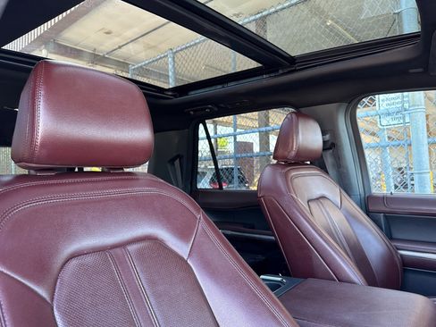 Used 2022 Ford Expedition Max Limited image 19