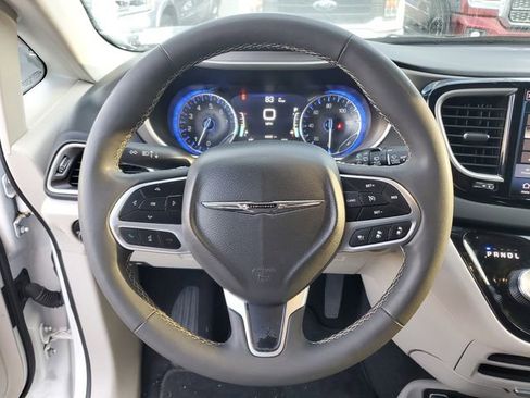 Used 2024 Chrysler Pacifica Touring-L image 19