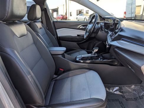 Used 2025 Chevrolet Trax LT w/ LT Convenience Package image 30