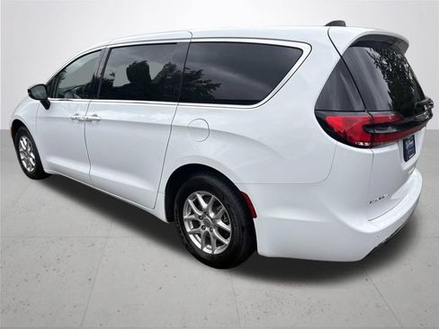 Used 2024 Chrysler Pacifica Touring-L FWD image 8