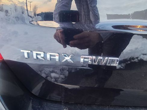 Used 2022 Chevrolet Trax LT w/ LT Convenience Package image 5