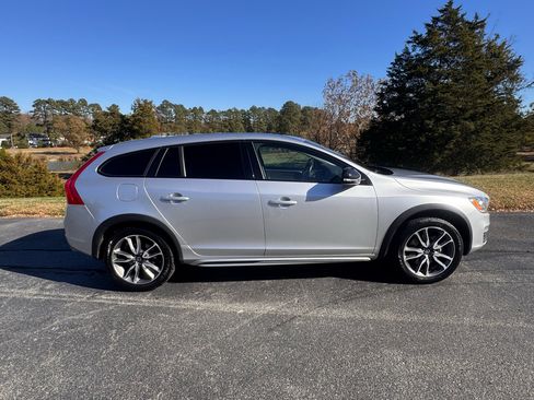 Used 2016 Volvo V60 T5 Cross Country w/ Convenience Package image 20