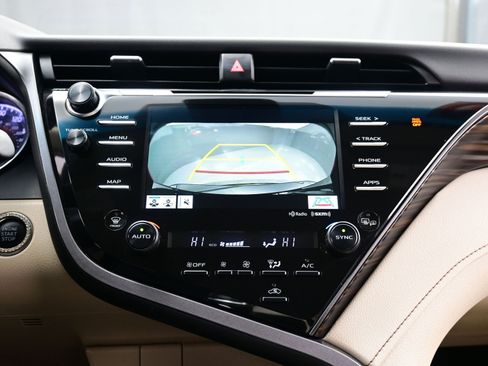 Used 2020 Toyota Camry XLE image 16