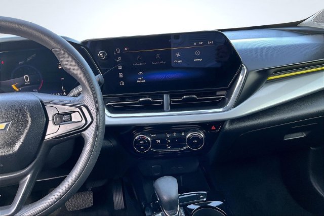 Used 2024 Chevrolet Trax LT FWD image 9