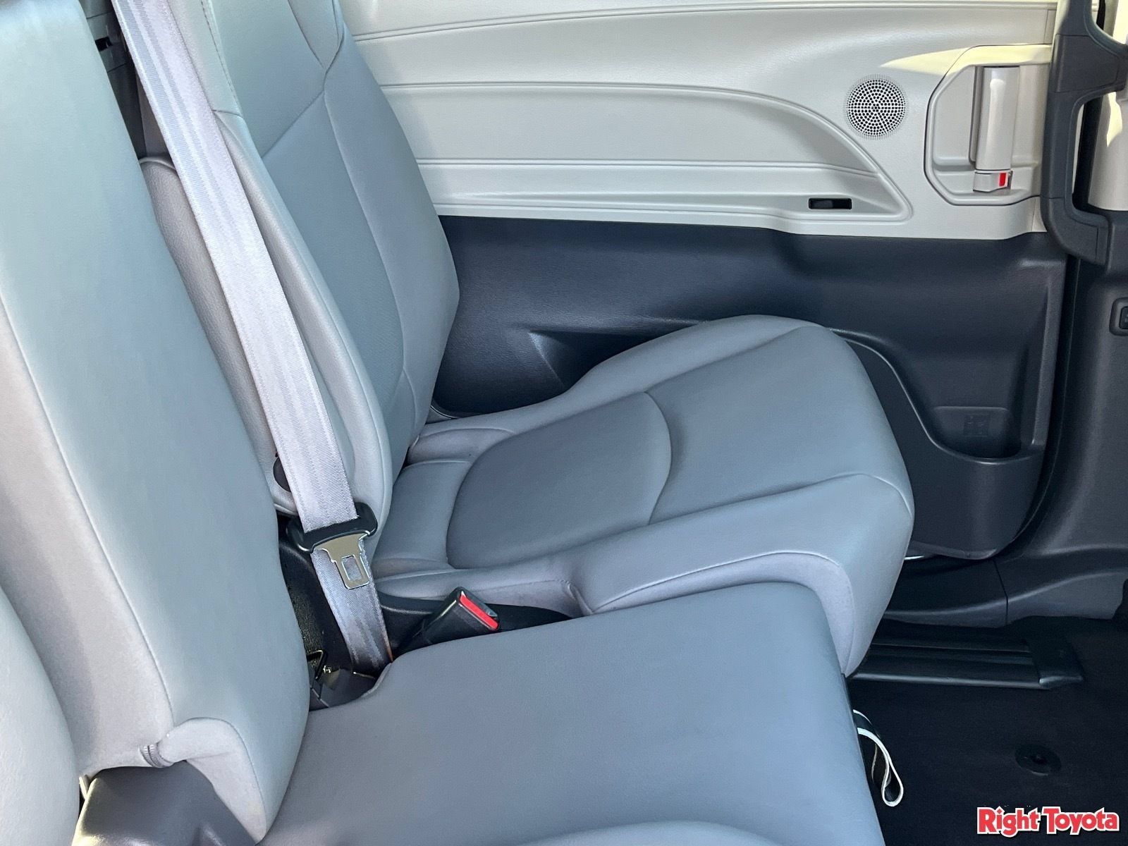 Certified 2024 Toyota Sienna XLE FWD image 15