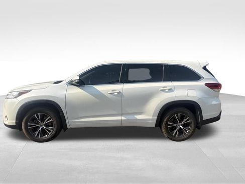 Used 2017 Toyota Highlander LE w/ Carpet Mat Package AWD/4WD image 4