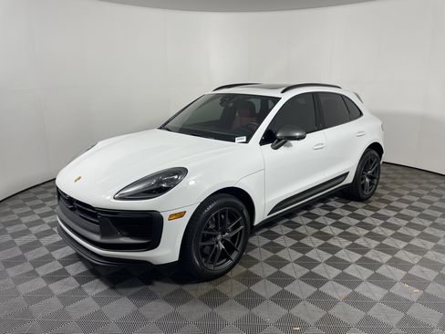 Certified 2023 Porsche Macan Turbo AWD/4WD image 11