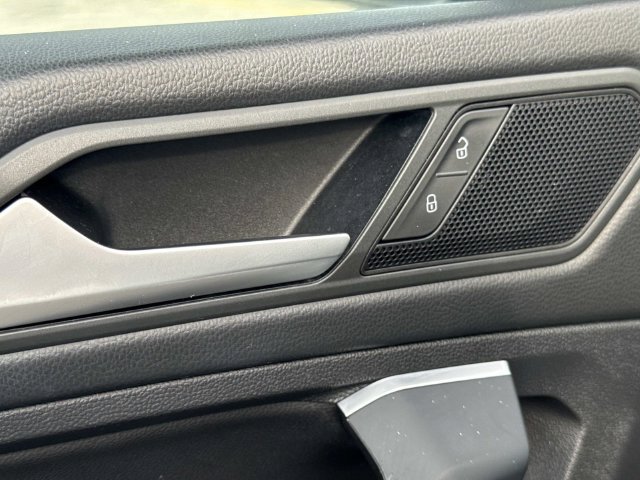 Used 2020 Volkswagen Tiguan SEL FWD image 17