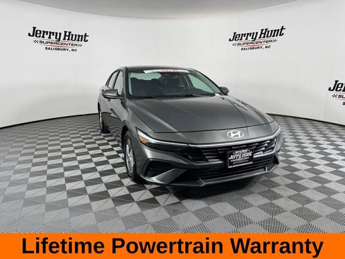 Used 2025 Hyundai Elantra SE FWD image 6