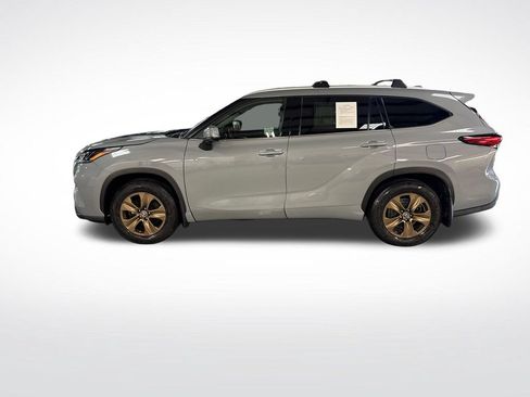 Used 2022 Toyota Highlander Bronze Edition AWD/4WD image 2