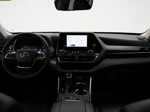 Used 2023 Toyota Highlander XLE image 15