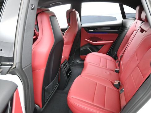 Certified 2025 Porsche Macan 4S Electric AWD/4WD image 23