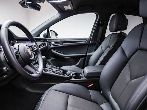 Used 2025 Porsche Macan image 21