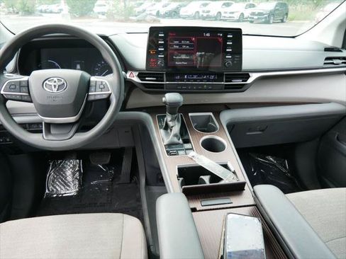 Certified 2021 Toyota Sienna LE FWD image 9