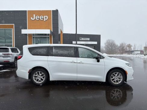 Used 2024 Chrysler Pacifica Touring-L image 8