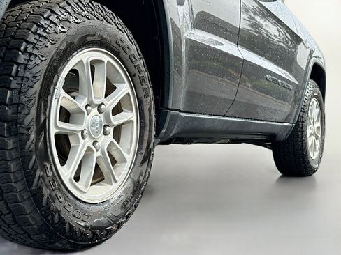 Used 2019 Jeep Grand Cherokee Laredo AWD/4WD image 16
