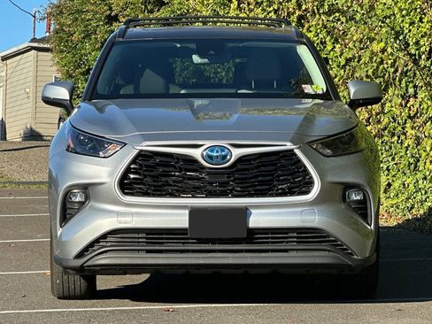 Used 2023 Toyota Highlander XLE AWD/4WD image 5