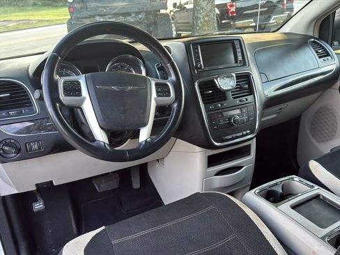 Used 2015 Chrysler Town & Country Touring FWD image 13