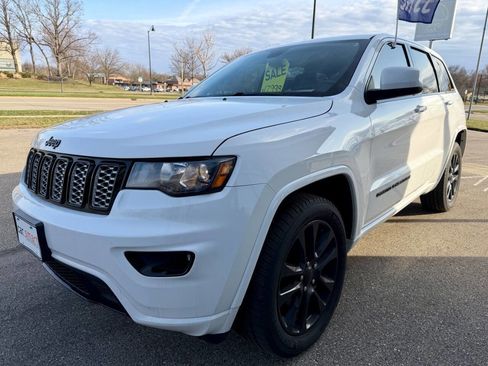 Used 2018 Jeep Grand Cherokee Altitude AWD/4WD image 6