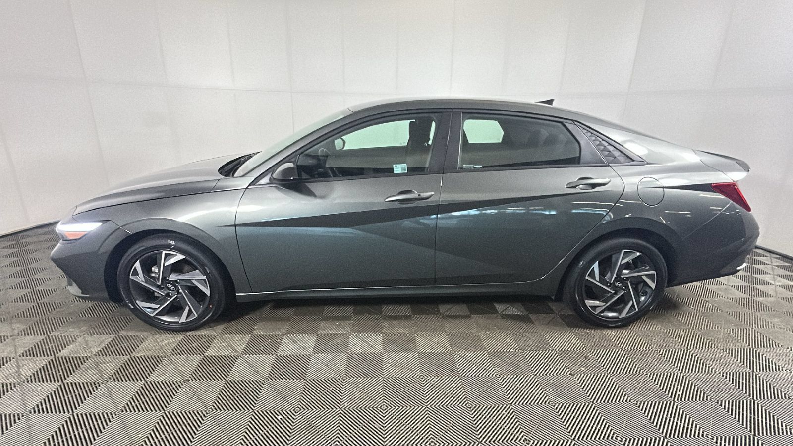 Used 2025 Hyundai Elantra SEL FWD image 8