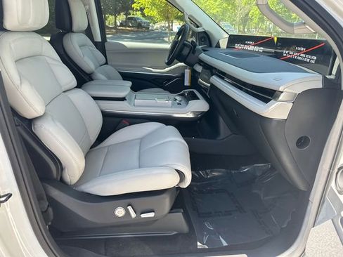 New 2026 Lincoln Navigator L Reserve image 16