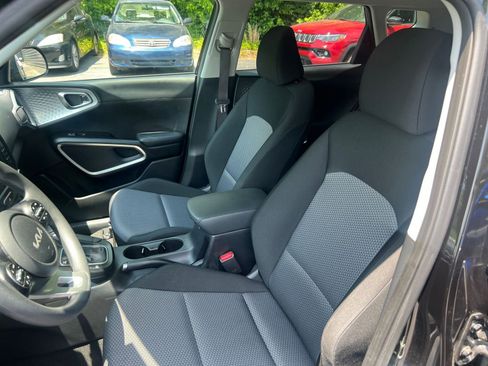Used 2025 Kia Soul LX w/ LX Technology Package FWD image 22