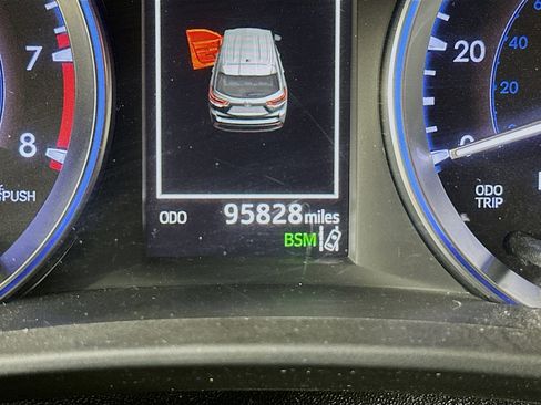 Used 2018 Toyota Highlander XLE image 19