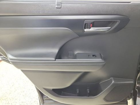 Used 2022 Toyota Highlander XSE FWD image 14