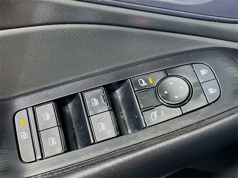 Used 2024 Nissan Rogue S image 17