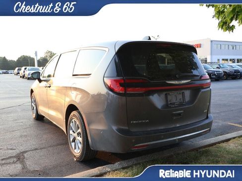 Used 2023 Chrysler Pacifica Touring-L AWD/4WD image 15
