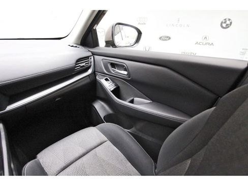 Used 2024 Nissan Rogue SV FWD image 8