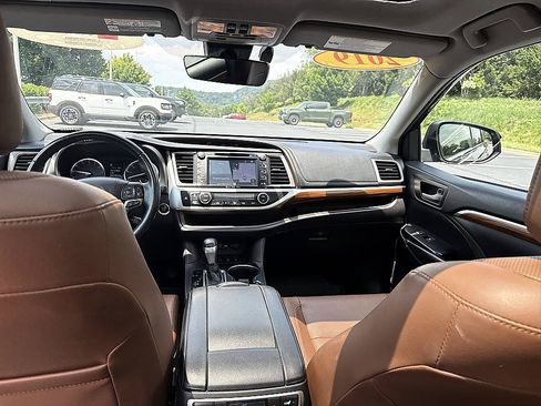 Used 2019 Toyota Highlander Limited Platinum AWD/4WD image 19