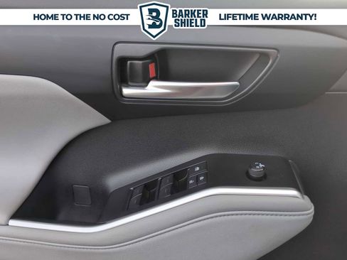 Used 2024 Toyota Highlander XLE FWD image 24