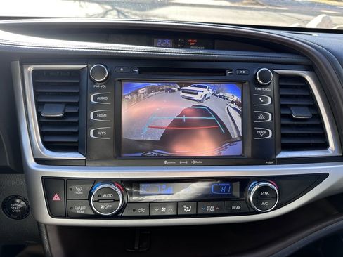 Used 2017 Toyota Highlander XLE image 2