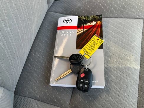 Used 2018 Toyota Sienna LE image 32