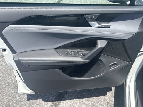 Certified 2025 Volkswagen Tiguan SE w/ Panoramic Sunroof Package AWD/4WD image 11