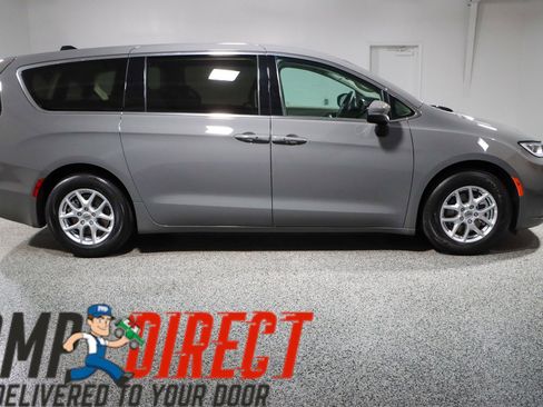Used 2023 Chrysler Pacifica Touring-L FWD image 6