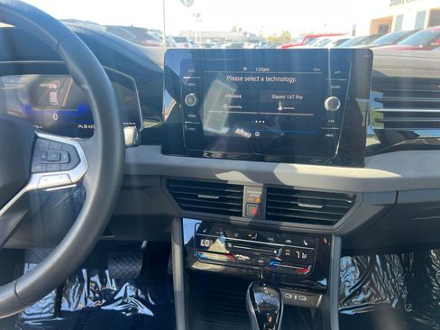 Used 2025 Volkswagen Jetta SE image 21