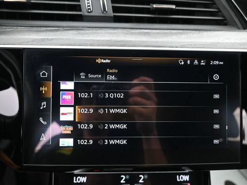 Used 2022 Audi e-tron Premium Plus w/ Premium Plus Package AWD/4WD image 17