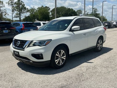 Used 2018 Nissan Pathfinder SV FWD image 1