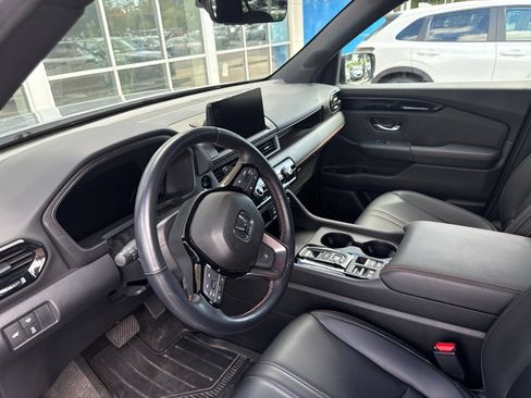 Used 2025 Honda Pilot TrailSport image 17