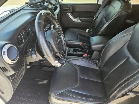 Used 2013 Jeep Wrangler Unlimited Rubicon w/ Connectivity Group AWD/4WD image 13