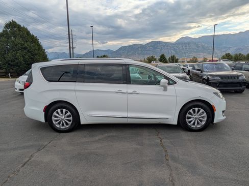 Used 2018 Chrysler Pacifica Touring-L FWD image 2
