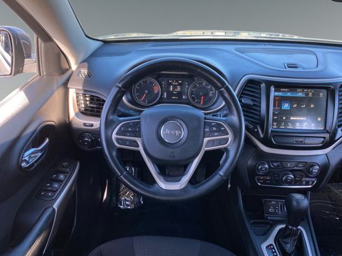 Used 2017 Jeep Cherokee Latitude FWD image 12