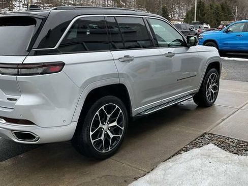 Used 2024 Jeep Grand Cherokee Summit AWD/4WD image 9