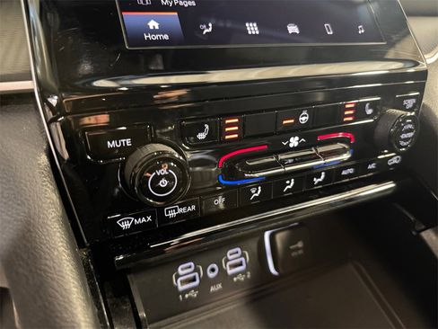 Used 2023 Jeep Grand Cherokee L Laredo image 30