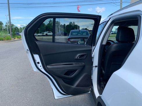Used 2019 Chevrolet Trax LT w/ LT Convenience Package AWD/4WD image 24